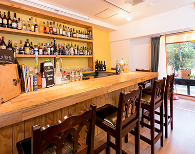 スドーコーヒーの店内。丁度良い高さのテーブルと座り心地の良いソファ